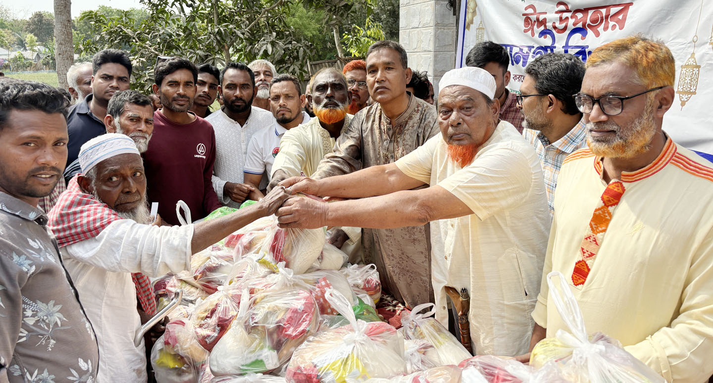  কালুখালীর ঝাউগ্রামে ফয়েজুল ইসলাম ফাউন্ডেশনের উদ্যোগে ঈদ সামগ্রী বিতরণ